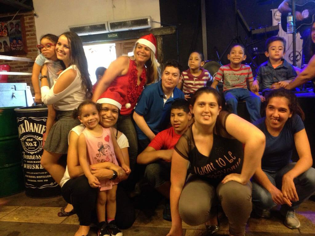 Descrição da imagem #PraCegoVer: Imagem no formato retangular, na horizontal. Imagem da festa de Natal realizada no Rancho da Hípica. Um grupo de pessoas está reunida, posando para a foto. Fim da descrição.