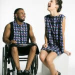 Descrição da imagem #PraTodosVerem: Imagem no formato retangular, na vertical. Dois modelos, um rapaz cadeirante e uma moça, posam com as peças da coleção Plastic. Eles estão sorrindo. Fim da descrição.
