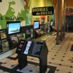 Descrição da imagem #PraTodosVerem: Imagem no formato retangular, na horizontal. A sala da exposição com recursos de acessibilidade, como maquetes táteis. Fim da descrição.