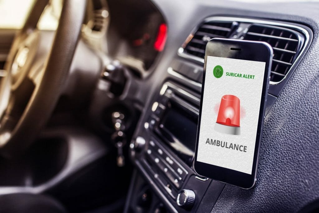 Descrição da imagem #PraTodosVerem: Imagem no formato retangular, na horizontal. Parte de um painel de carro, com um celular, em que o aplicativo de apoio está em uso. Fim da descrição.