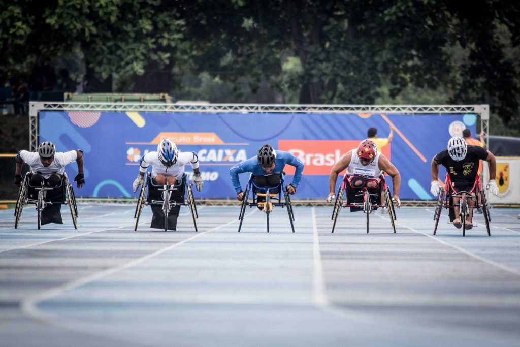 Descrição da imagem #PraTodosVerem: Imagem no formato retangular, na horizontal. Paratletas durante torneio de atletismo do Circuito Loterias Caixa. Eles estão em suas cadeiras de rodas. Fim da descrição.
