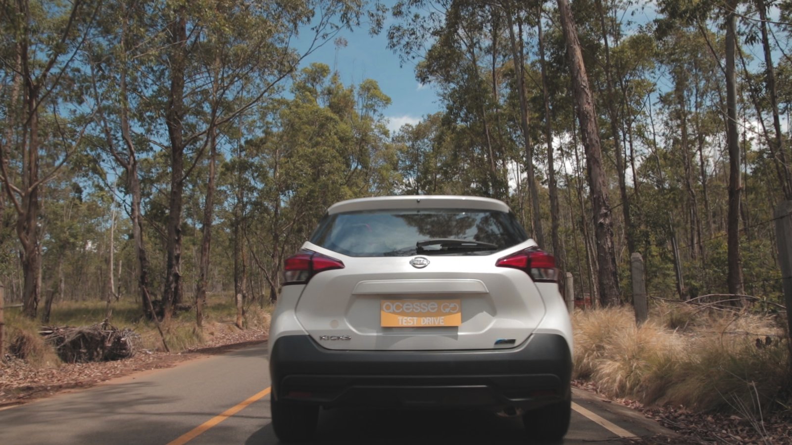 Descrição da imagem #PraTodosVerem: A imagem está no formato retangular, na horizontal. O Nissan Kicks na estrada. Fim da descrição.
