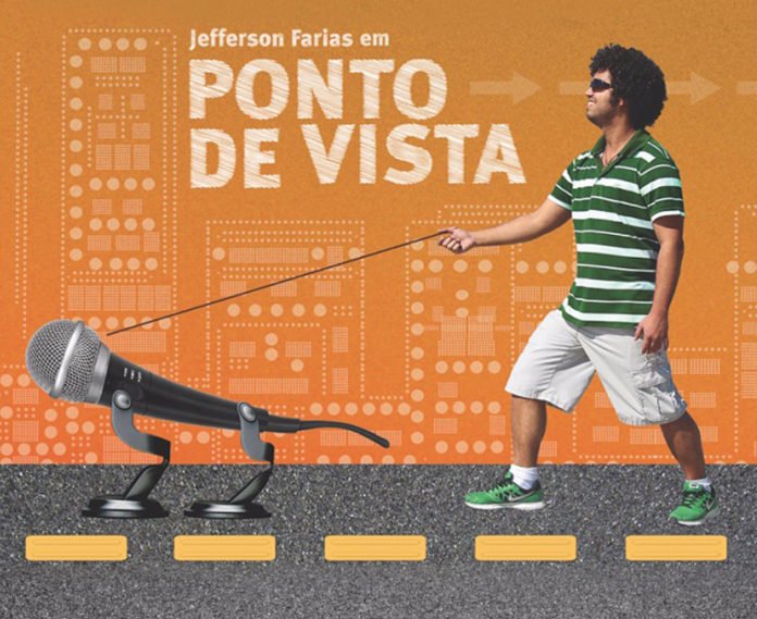 Descrição da imagem #PraTodosVerem: Imagem no formato quadrado. Flyer de divulgação da peça. A imagem tem fundo laranja, com escritos em braile. Na parte central, superior, está escrito em letras brancas: Jefferson Farias em Ponto de Vista. Na imagem, o humorista cego está caminhando em uma rua, ilustrada, segurando uma guia, que tem um microfone preso à ela. Jefferson é um homem moreno, com cabelos pretos e cacheados. Fim da descrição.
