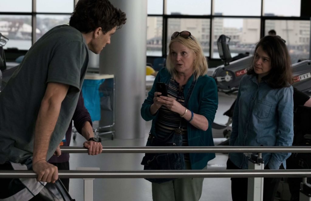 Descrição da imagem #PraCegoVer: Imagem no formato retangular, na horizontal. Cena do filme O que te faz mais forte. O protagonista está em uma sessão de fisioterapia. Fim da descrição.