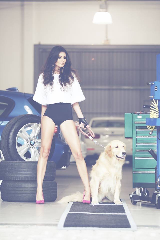 Descrição da imagem #PraCegoVer: Imagem no formato retangular, na vertical. Modelo posa em uma borracharia com um cão-guia. Fim da descrição.Descrição da imagem #PraCegoVer: Imagem no formato retangular, na vertical. Modelo posa em uma borracharia com um cão-guia. Fim da descrição.