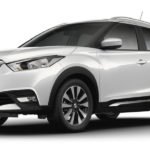 Descrição da imagem #PraCegoVer: Imagem em formato retangular, na horizontal. Nela está o modelo Nissan Kicks, na cor branco diamond. Fim da descrição.