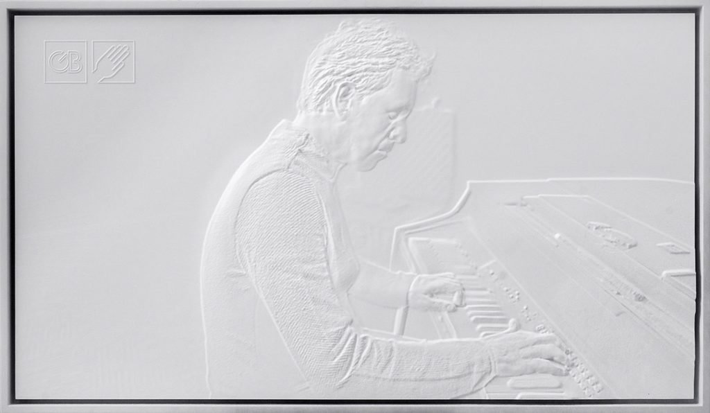 Descrição da imagem #PraCegoVer: Imagem no formato retangular, na horizontal. Obra que compõe a exposição tátil. Um quadro todo branco, com a imagem de um homem tocando piano. A imagem está em alto relevo. Fim da descrição.