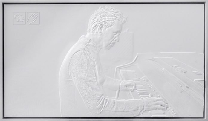 Descrição da imagem #PraCegoVer: Imagem no formato retangular, na horizontal. Obra que compõe a exposição tátil. Um quadro todo branco, com a imagem de um homem tocando piano. A imagem está em alto relevo. Fim da descrição.
