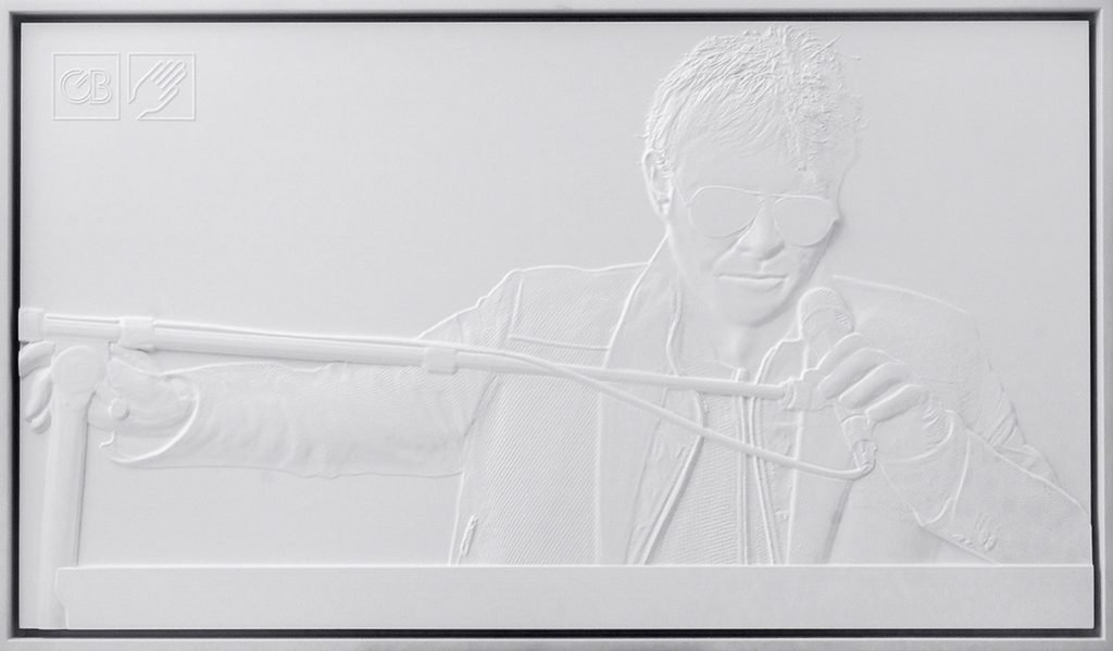 Descrição da imagem #PraCegoVer: Imagem no formato retangular, na horizontal. Obra que compõe a exposição tátil. Um quadro todo branco, com a imagem de um homem segurando um microfone. A imagem está em alto relevo. Fim da descrição.