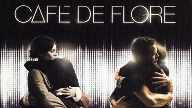 Descrição da imagem #PraCegoVer: Imagem no formato retangular, na horizontal. Imagem de divulgação do filme Café de Flore. Uma mulher e um homem estão segurando uma criança no colo. Fim da descrição.