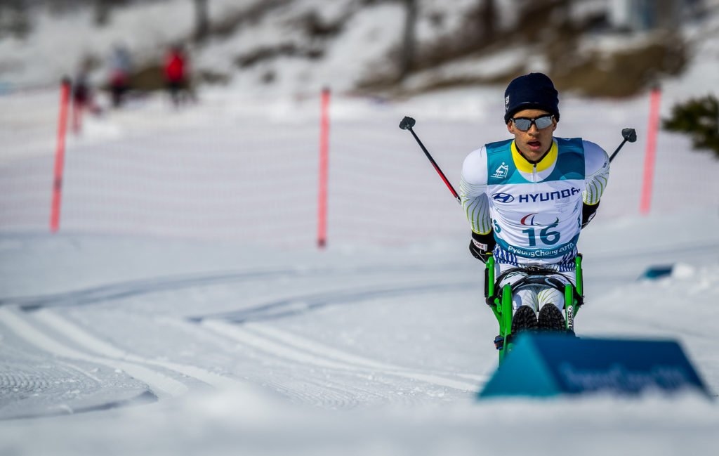 Descrição da imagem #PraCegoVer: Imagem no formato retangular, na horizontal. O paratleta Cristian Ribera, durante disputa do Esqui Cross-Country. Fim da descrição.