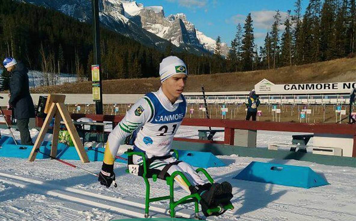 Descrição da imagem #PraCegoVer: O paratleta Cristian Ribera. Ele está sentado no trenó do Esqui Cross-Country. Fim da descrição.