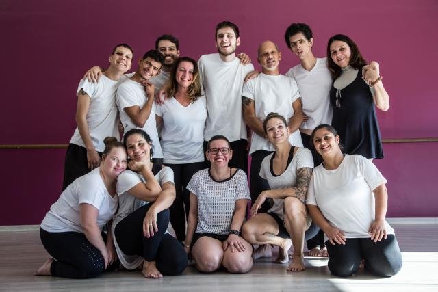 Descrição da imagem #PraCegoVer: Imagem no formato retangular, na horizontal. Os integrantes da Cia. de Dança Lápis de Seda. Na foto estão treze pessoas com e sem deficiência. Fim da descrição.