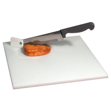 Descrição da imagem #PraCegoVer: Imagem no formato quadrado. Uma tábua de cozinha com ventosas e faca anexada com dobradiça que permite o corte a 90 graus. Fim da descrição.