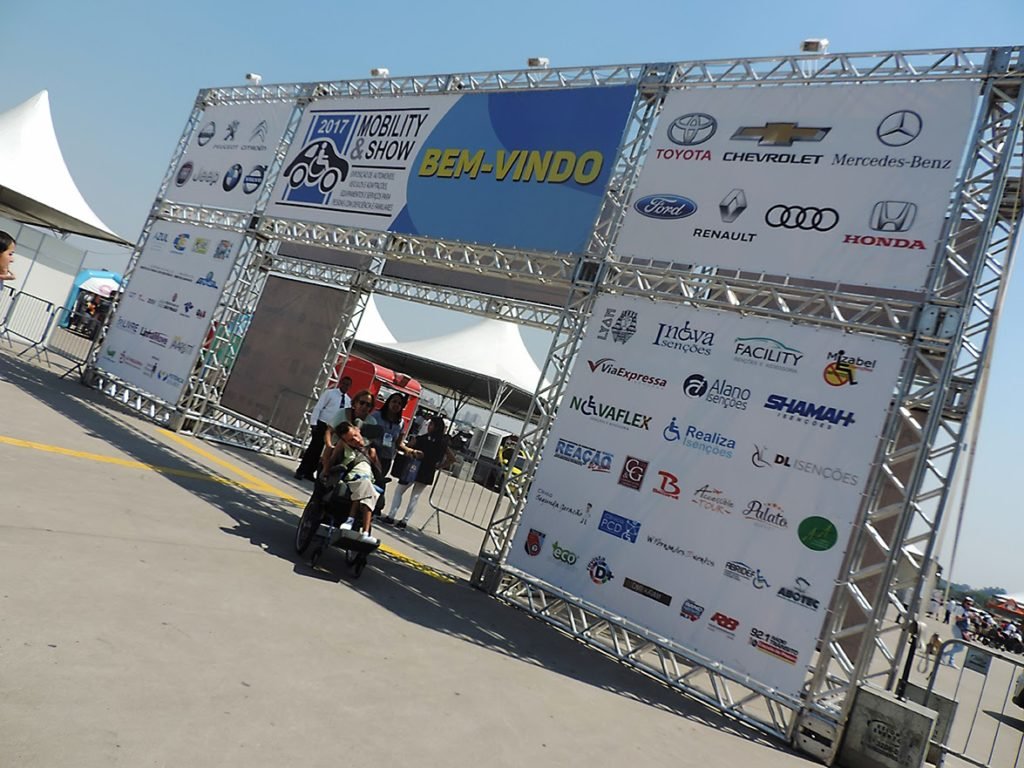 Descrição da imagem #PraCegoVer: Imagem no formato retangular, na horizontal. Painel de entrada do evento Mobility & Show. Fim da descrição.
