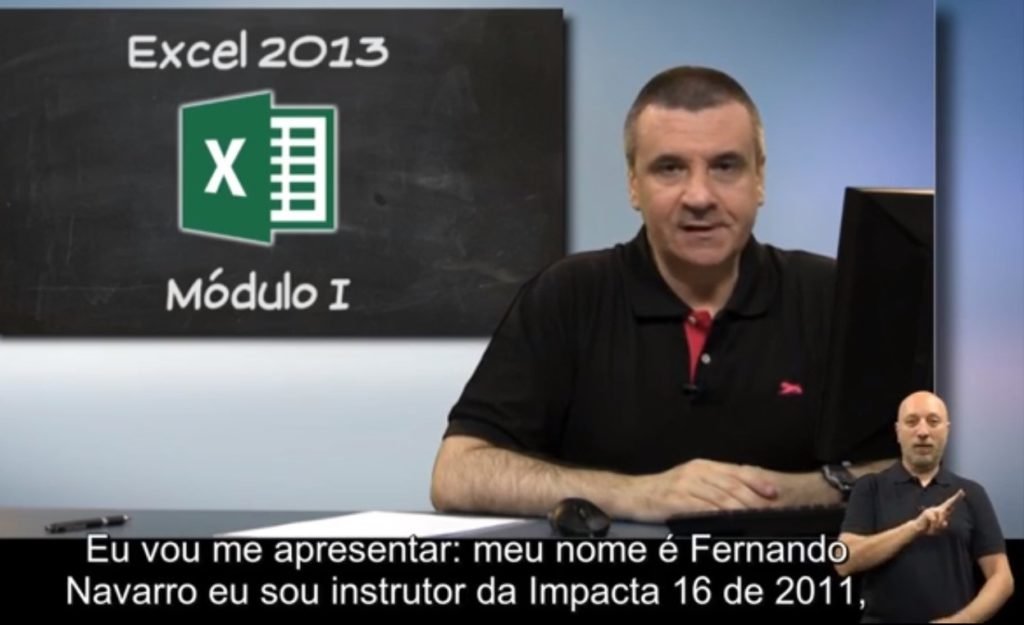 Descrição da imagem #PraCegoVer: Imagem no formato retangular, na horizontal. Imagem de uma aula de apresentação do curso de Excel em Libras. No lado esquerdo da tela, vemos o logo do curso e do lado direito o professor faz a apresentação. No canto inferior direito vemos o intérprete de Libras e no rodapé a legenda do vídeo. Fim da descrição.