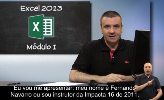 Descrição da imagem #PraCegoVer: Imagem no formato retangular, na horizontal. Imagem de uma aula de apresentação do curso de Excel em Libras. No lado esquerdo da tela, vemos o logo do curso e do lado direito o professor faz a apresentação. No canto inferior direito vemos o intérprete de Libras e no rodapé a legenda do vídeo. Fim da descrição.