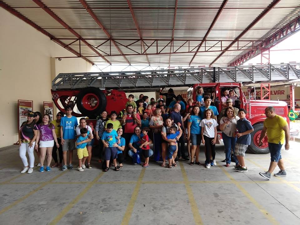 Descrição da imagem #PraCegoVer: Imagem no formato retangular, na horizontal. O grupo de familiares e crianças com autismo que visitaram o quartel de Bombeiros. Fim da descrição.