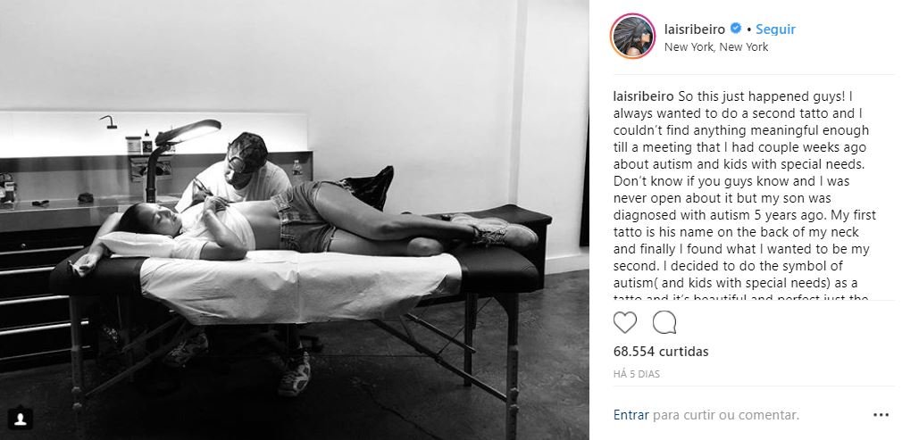 Descrição da imagem #PraCegoVer: Imagem no formato retangular, na horizontal. A Top Model Lais Ribeiro durante a sessão de tatuagem. Ao lado, o relato da modelo. Fim da descrição.