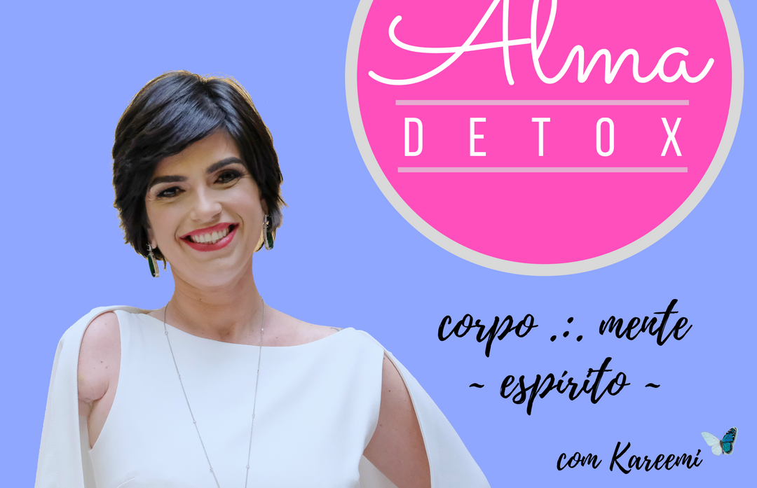 Descrição #PraCegoVer: Imagem no formato retangular, na horizontal. Banner de divulgação da jornalista Kareemi. Ela é uma mulher branca, com cabelos pretos, curtos e lisos. O fundo tem cor azul e do lado direito temos um circulo, cor de rosa, onde está escrito: Alma Detox. Abaixo está escrito, em letras pretas: corpo, mente, espírito. Fim da descrição.