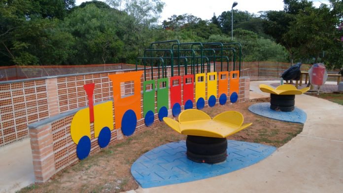 Descrição da imagem #PraCegoVer: Imagem no formato retangular, na horizontal. Área colorida, com brinquedo adaptado, no Parque do Cordeiro, que participa do projeto Anna Laura Parque Para Todos. Fim da descrição.