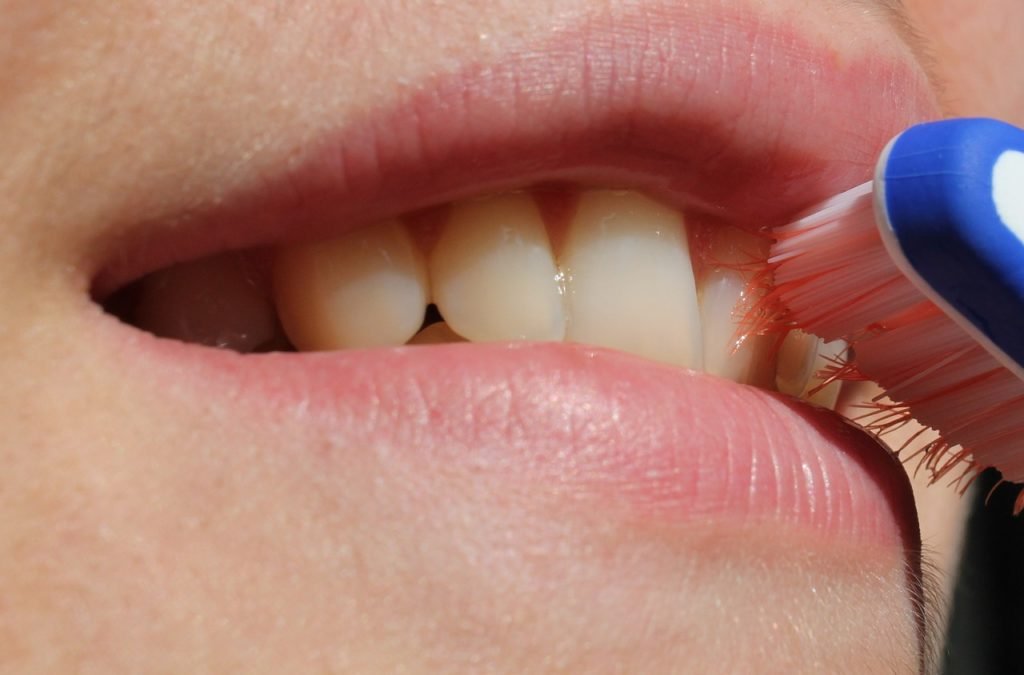 Descrição da imagem #PraCegoVer: Imagem no formato retangular, na horizontal. Close de uma boca de criança, com uma escova de dentes. Fim da descrição.