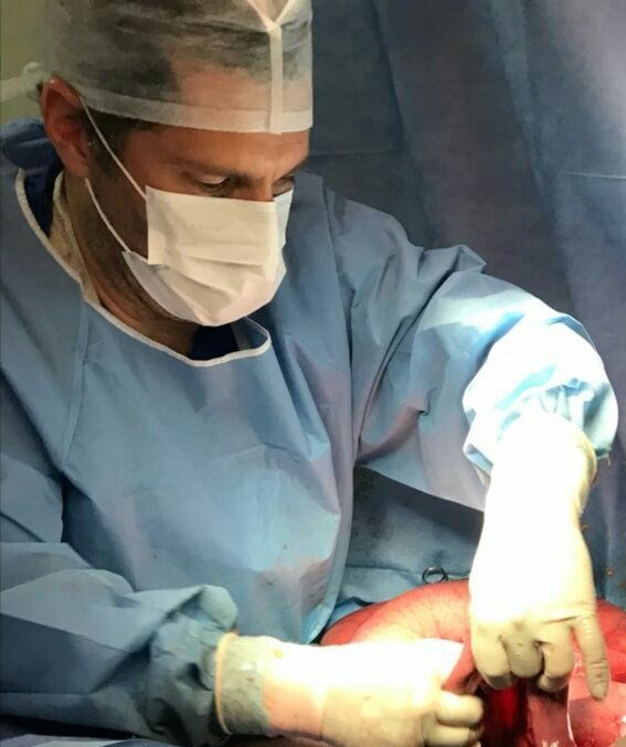 Descrição da imagem #PraCegoVer: Imagem no formato retangular, na vertical. O médico veterinário Beto Cintra durante uma cirurgia. Fim da descrição.