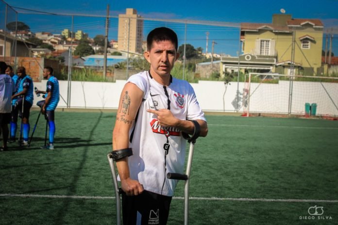 Descrição da imagem #PraCegoVer: Imagem no formato retangular, na horizontal. O jogador Rogerinho, o R9 do futebol de amputados. Ele está em um campo de futebol. Fim da descrição.