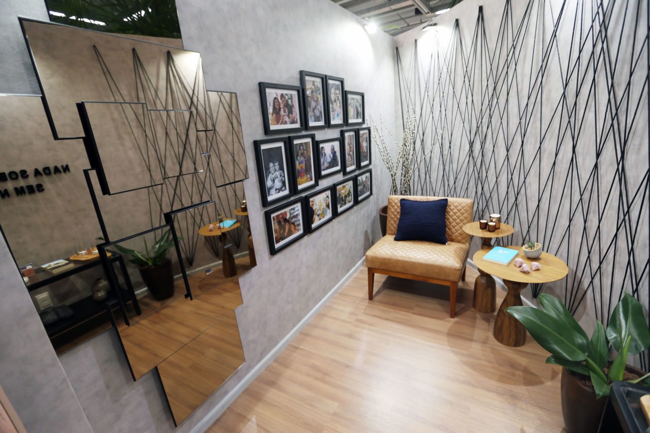 Descrição da imagem #PraCegoVer: Imagem no formato retangular, na horizontal. Ambiente convívio e relaxamento da mostra de arquitetura e desenho universal do shopping Lar Center. Fim da descrição.
