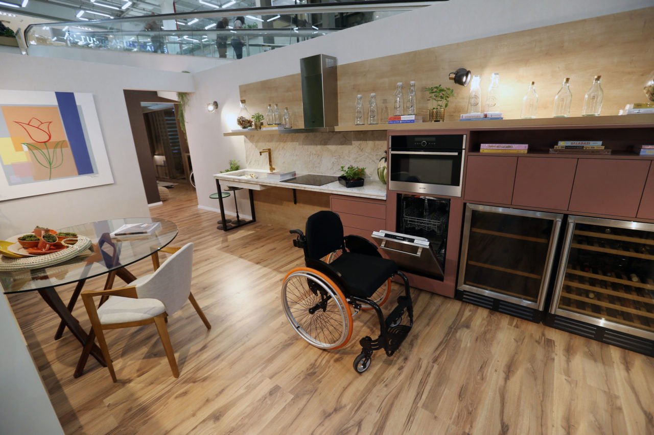 Descrição da imagem #PraCegoVer: Imagem no formato retangular, na horizontal. Ambiente cozinha da mostra de arquitetura e desenho universal do shopping Lar Center. Fim da descrição.