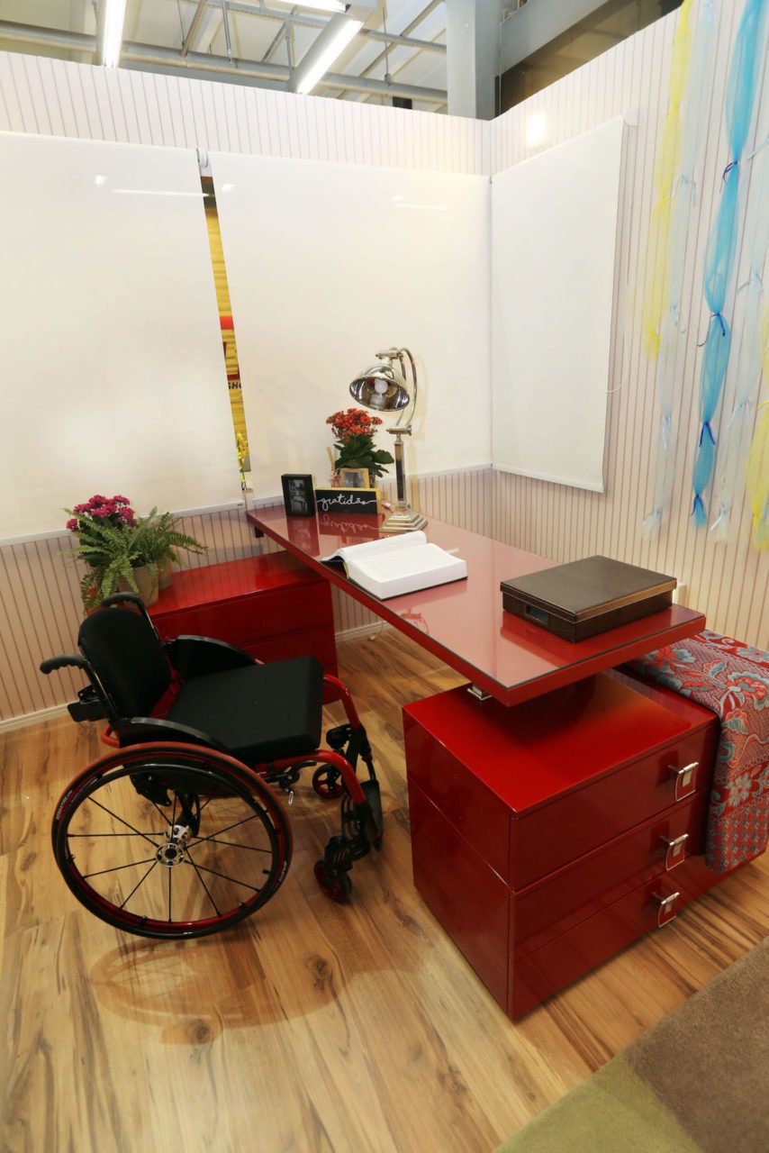 Descrição da imagem #PraCegoVer: Imagem no formato retangular, na vertical. Ambiente office multiuso da mostra de arquitetura e desenho universal do shopping Lar Center. Fim da descrição.