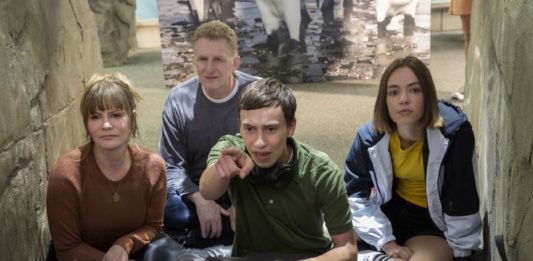 Descrição da imagem: Foto de divulgação da série Atypical. Os personagens estão no aquário. Eles estão sentados no chão e observam um aquário. Fim da descrição.