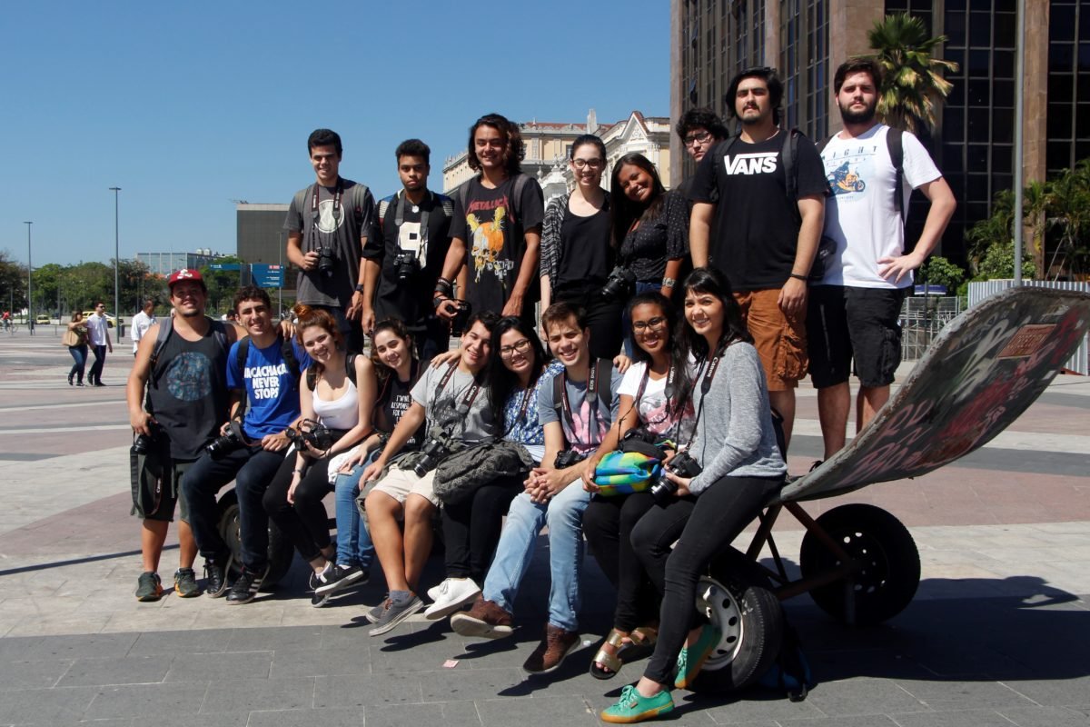 Descrição da imagem #PraCegoVer: Imagem no formato retangular, na horizontal. Os estudantes de jornalismo da ESPM-Rio, responsáveis pela produção da revista com acessibilidade para cegos. Fim da descrição.