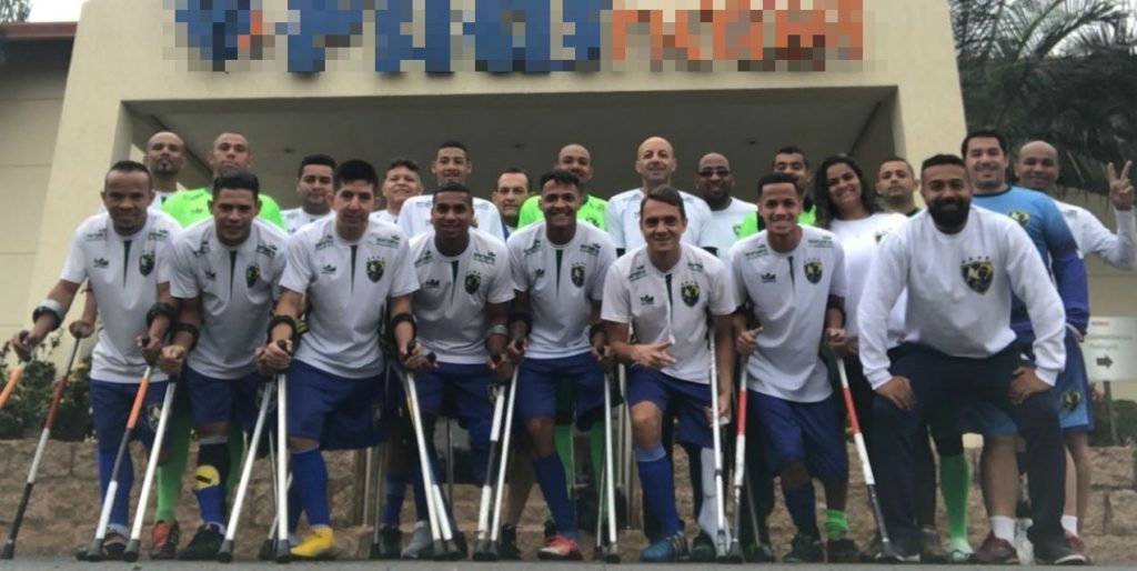 Descrição da imagem #PraCegoVer: Imagem no formato retangular, na horizontal. Os atletas da seleção brasileira de Futebol de Amputados. Eles estão com o uniforme branco da seleção. Fim da descrição.