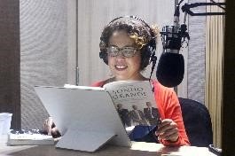 Descrição da Imagem #PraCegoVer: Imagem no formato retangular, na horizontal. A jornalista Cristiane Correa durante gravação do prefácio de seu best-seller, Sonho Grande, no estúdio da Fundação Dorina Nowill. Fim da descrição.