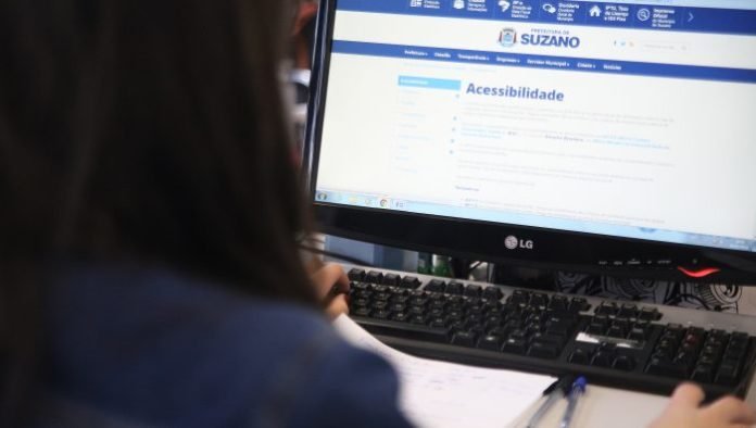 Descrição da imagem #PraCegoVer: Imagem no fomato retangular, na horizontal. Uma mulher está usando um computador. Fim da descrição.