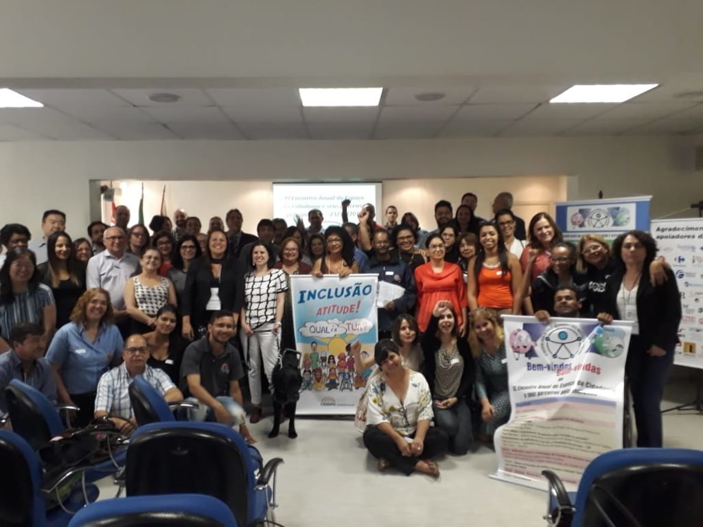 Descrição da imagem #PraCegoVer: Imagem no formato retangular, na horizontal. Todos os participantes do encontro anual do Espaço da Cidadania. Fim da descrição.