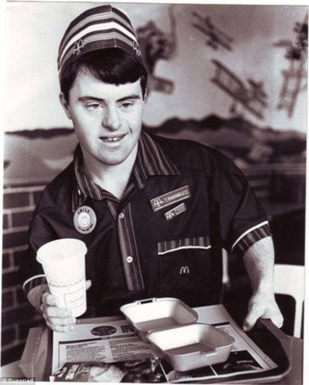 Descrição da imagem #PraCegoVer: Imagem no formato retangular, na vertical. O funcionário com síndrome de Down do McDonald's, que completou 32 anos na empresa. Fim da descrição.