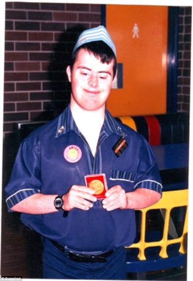 Descrição da imagem #PraCegoVer: Imagem no formato retangular, na vertical. O funcionário com síndrome de Down do McDonald's, que completou 32 anos na empresa. Fim da descrição.