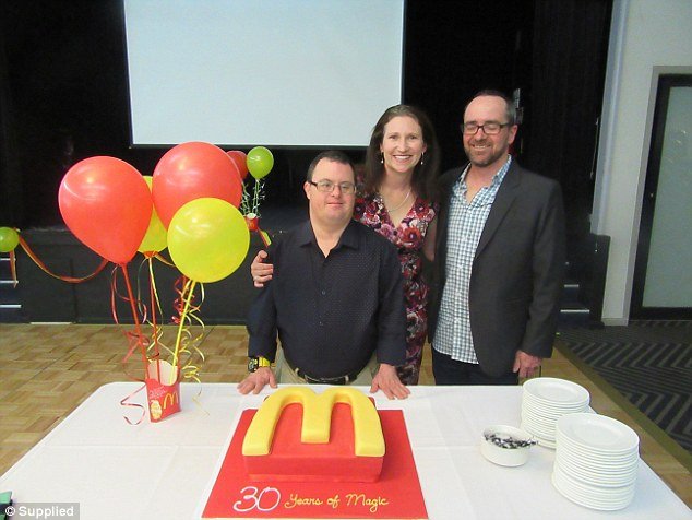 Descrição da imagem #PraCegoVer: Imagem no formato retangular, na vertical. O funcionário com síndrome de Down do McDonald's, que completou 32 anos na empresa. Fim da descrição.