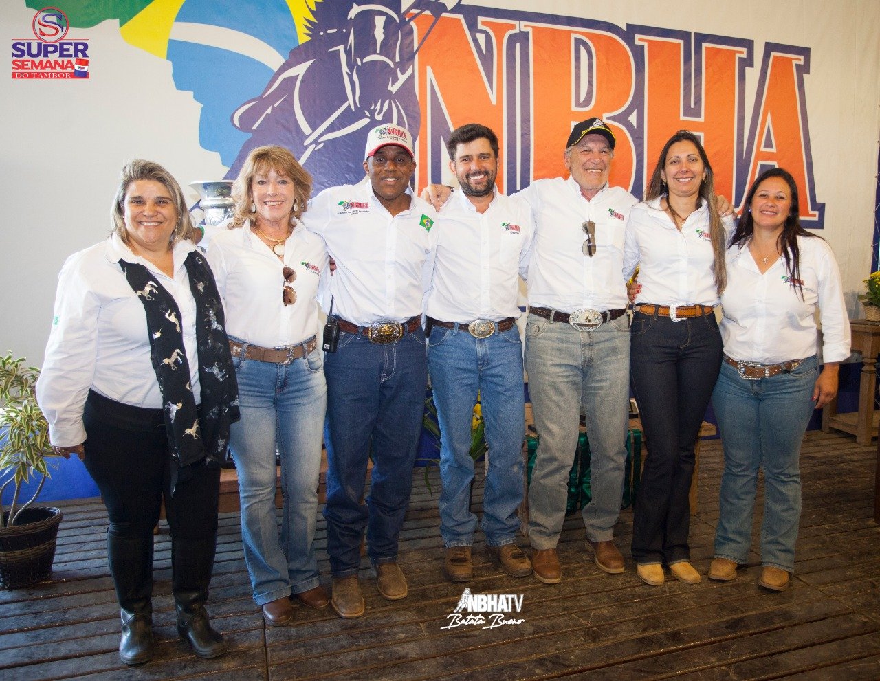 Descrição da imagem #PraCegoVer: Imagem no formato retangular, na horizontal. Membros da NBHA-Brazil durante a última Prova dos 3 Tambores. Fim da descrição.