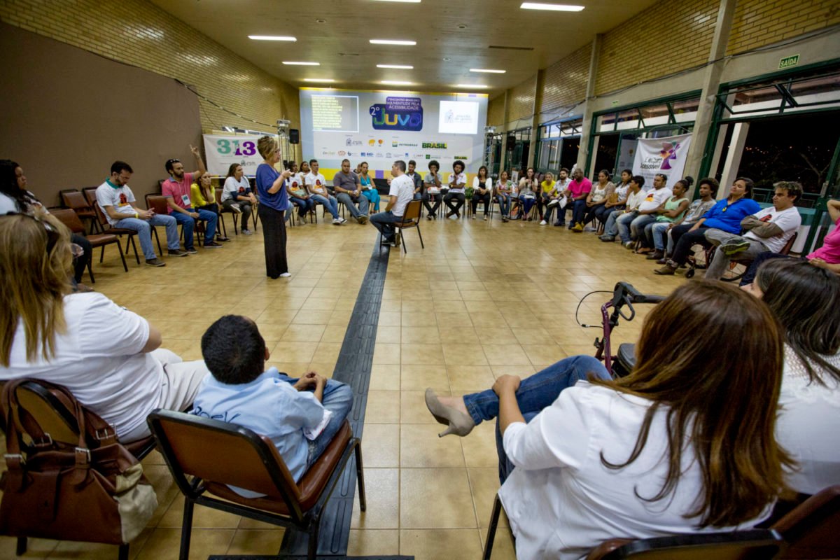 Descrição da imagem #PraCegoVer: Imagem no formato retangular, na horizontal. A fundadora da Escola de Gente, Cláudia Werneck, durante palestra. Fim da descrição.