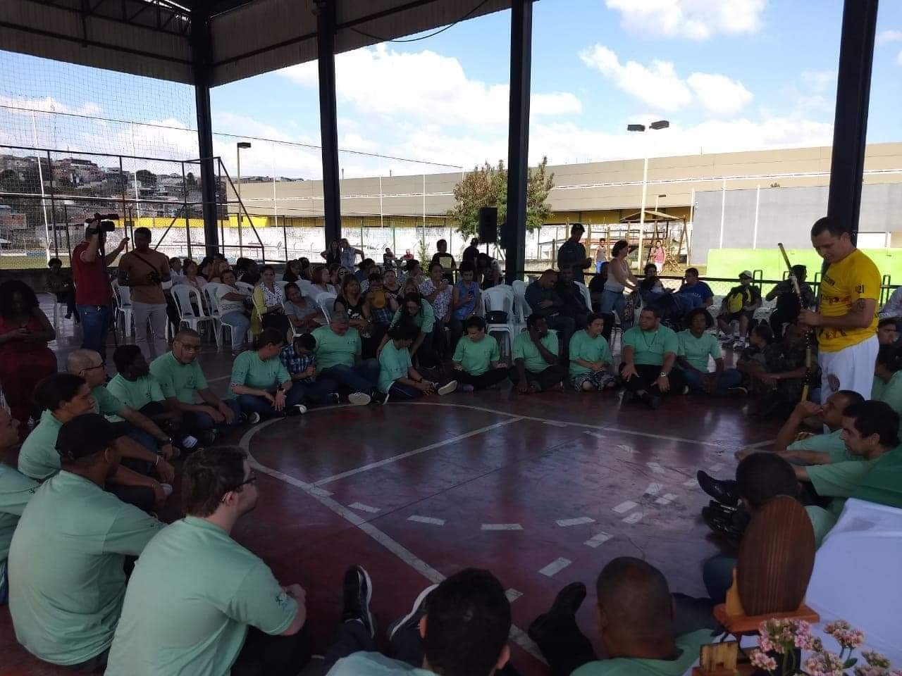 Descrição da imagem #PraCegoVer: Imagem no formato retangular, na horizontal. Uma roda de capoeira. Fim da descrição.