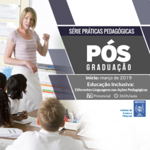 Descrição da imagem #PraCegoVer: Imagem no formato quadrado. Uma sala de aula. Nela está uma professora, em pé, e alguns alunos estão sentados em suas carteiras. A mulher é loira e tem cabelos lisos, na altura dos ombros. Ao seu lado estão as informações sobre o curso de pós-graduação em educação inclusiva da APAE DE SÃO PAULO. Fim da descrição.