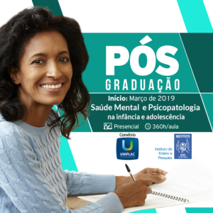Descrição da imagem #PraCegoVer: Imagem no formato quadrado. Uma mulher está sentada em frente a uma mesa. Ela segura uma caneta e está com o caderno aberto. A mulher é negra e tem cabelos lisos e compridos. Ela está sorrindo. Ao seu lado estão as informações sobre o curso de pós-graduação em saúde mental da APAE DE SÃO PAULO. Fim da descrição.