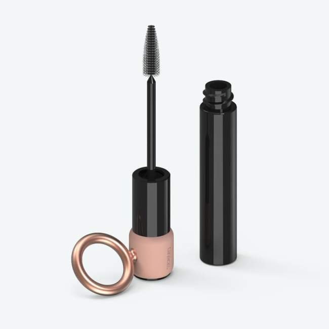 Descrição da imagem #PraCegoVer: Imagem no formato retangular, na horizontal. O acessório de maquiagem com adaptação. O Ring Grip, anel para dar firmeza ao pincel do rímel. Fim da descrição.