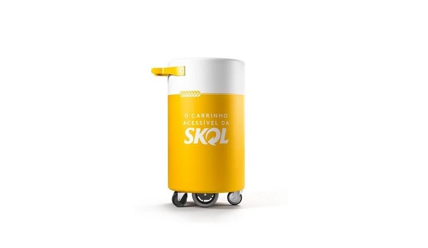 Descrição da imagem #PraCegoVer: Imagem no formato retangular, na horizontal. O carrinho de compras acessível para cegos da Skol. Ele tem formato semelhante ao de uma lata de cerveja, está pintado de amarelo e branco, e tem a logo da Skol. Fim da descrição.