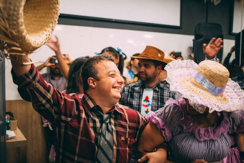 Descrição da imagem #pracegover: Jovens com síndrome de Down dançando durante uma festa junina. Eles estão se divertindo. Fim da descrição.
