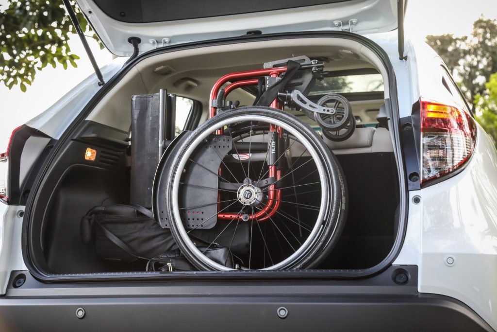 Descrição da imagem #PraCegoVer: Detalhe da cadeira de rodas no porta-malas do Honda HR-V. Fim da descrição.