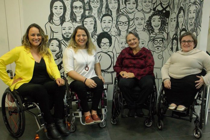 Descrição da imagem #PraCegoVer: As consultoras da Talento Incluir. São quatro mulheres, todas são cadeirantes. Fim da descrição.